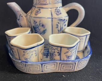 Servizio da tè vintage in porcellana blu e bianca / Teiera con coperchio, quattro tazze e vassoio / Set da collezione di ispirazione asiatica
