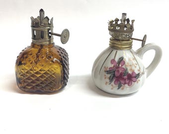 Lampes à huile miniatures vintage | Lampes décoratives florales en verre ambré et porcelaine | Paire vintage sélectionnée