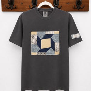 Vintage Quilt Block Comfort Colors T-shirt – Medium – Peppargrå – Handgjord lapptäcksskjorta