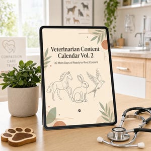 Puede incluir: Una tableta digital muestra "Calendario de contenido veterinario Vol. 2" con ilustraciones de animales. Un estetoscopio, una huella de pata de madera y una planta en maceta están sobre la mesa. La pantalla muestra un caballo, un conejo y un pájaro.