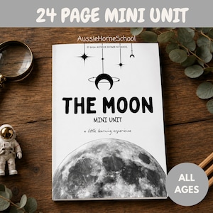 Pode incluir: Um livreto educativo de 24 páginas intitulado The Moon Mini Unit, com um gráfico em preto e branco da lua, símbolos celestiais e o texto AussieHomeSchool 2026. A capa inclui as frases The Moon, Mini Unit e a little learning experience.