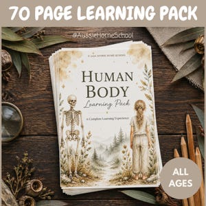 Könnte beinhalten: Ein 70-seitiges Lernpaket mit dem Titel Human Body Learning Pack für eine umfassende Lernerfahrung. Das Deckblatt zeigt ein Skelett und ein Kind in einer Waldlandschaft mit botanischen Illustrationen und dem Text 2026 Aussie Home School.