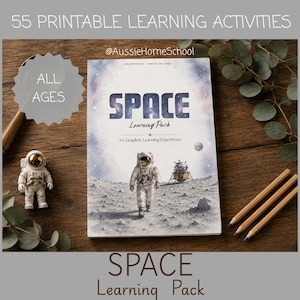 Puede incluir: Un paquete de aprendizaje imprimible titulado SPACE Learning Pack con una ilustración de portada de un astronauta en una superficie lunar. El texto dice 55 PRINTABLE LEARNING ACTIVITIES, ALL AGES, @AussieHomeSchool, SPACE Learning Pack y A Complete Learning Experience.
