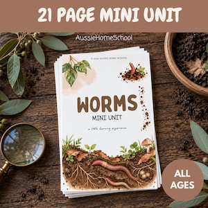Può includere: Un libretto educativo di 21 pagine intitolato WORMS MINI UNIT con a little learning experience. La copertina presenta illustrazioni di terra, radici, foglie verdi, un fungo e lombrichi. Include il testo 2026 AUSSIE HOME SCHOOL.