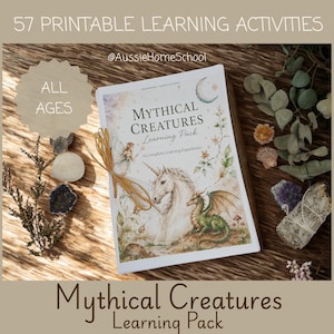 Puede incluir: Un paquete de aprendizaje imprimible titulado Mythical Creatures Learning Pack con una cubierta blanca que muestra un unicornio, un dragón y un hada. El texto dice 57 Printable Learning Activities, All Ages y @AussieHomeSchool. Atado con cordel.