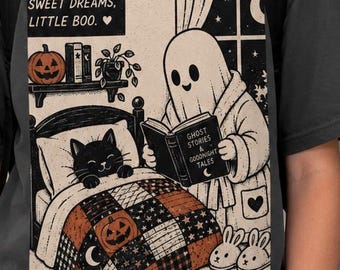 Sweet Dreams Little Boo spookje dat voorleest aan een kat T-shirt | Gezellige Halloween-illustratie