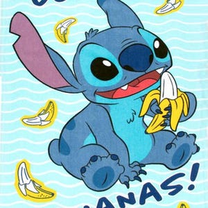 Op de afbeelding: Een blauw stripfiguur, met een banaan, met de woorden "GO BANANAS!" op een lichtblauwe achtergrond. Gele bananenillustraties zijn verspreid rond het personage. Het personage heeft grote zwarte ogen en een brede glimlach.