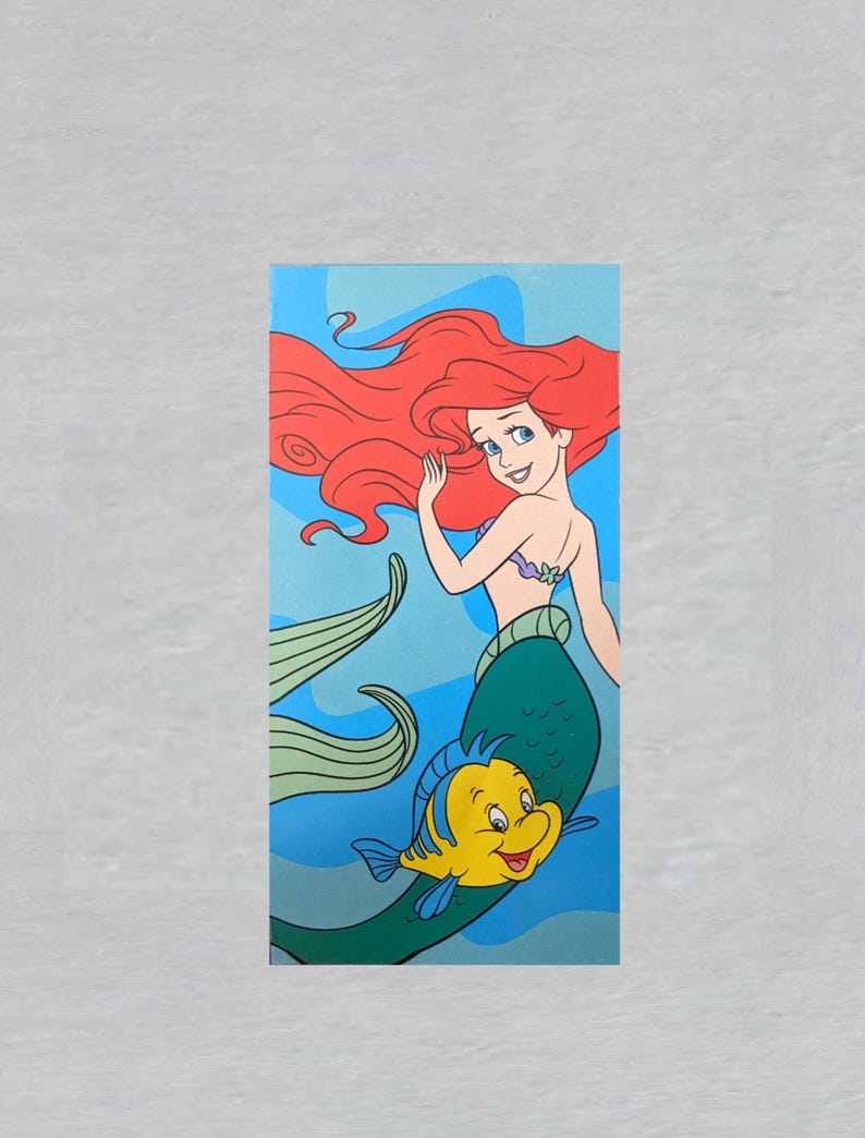 Puede incluir: Ilustraci&oacute;n colorida de una sirena con largo cabello rojo, cola verde y un pez amarillo. La sirena sonr&iacute;e y saluda sobre un fondo azul con detalles de olas blancas.