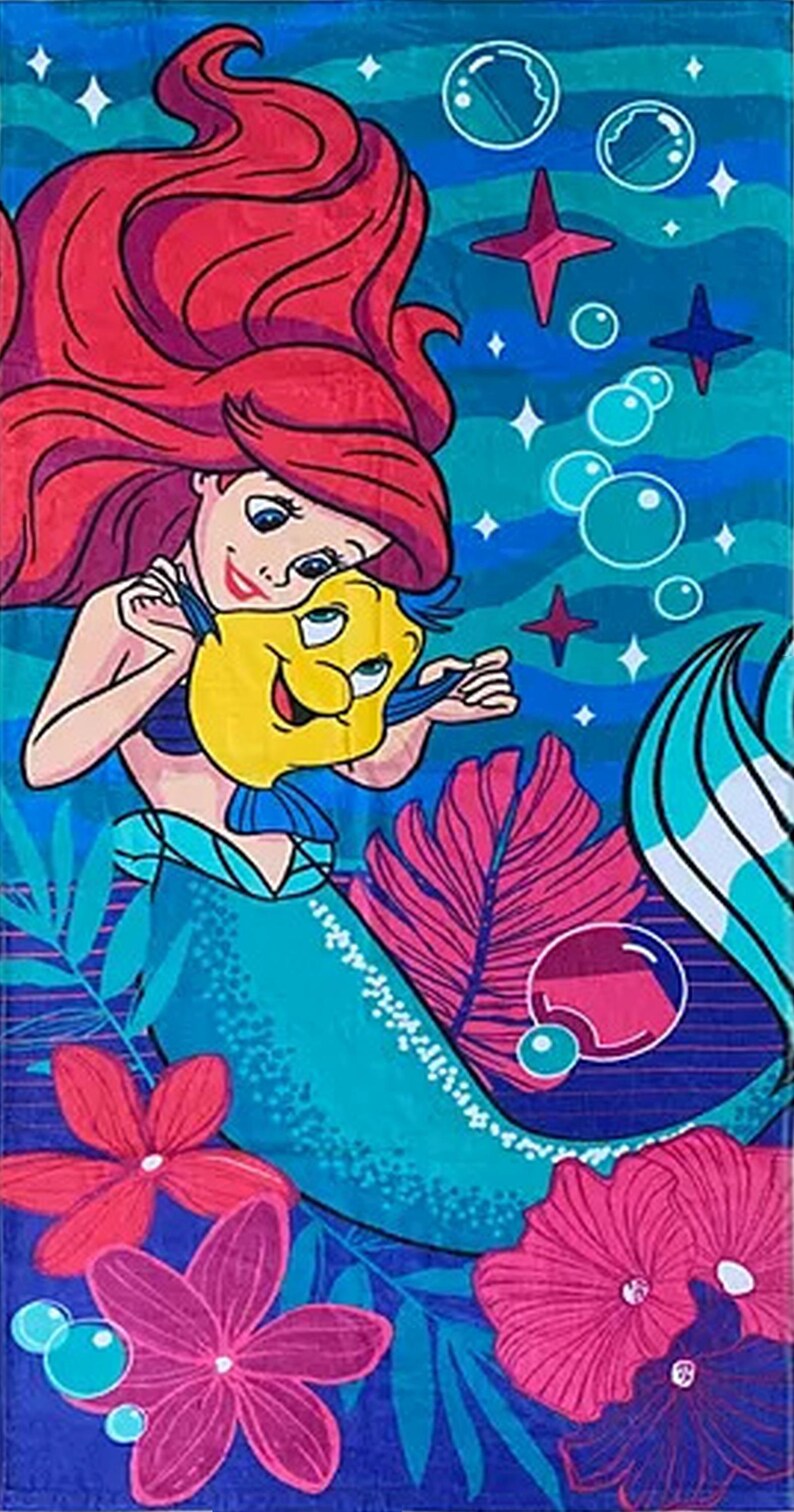 Puede incluir: Una toalla de playa colorida con una sirena de dibujos animados de pelo rojo y un pez amarillo. La toalla tiene un fondo azul con burbujas, estrellas y flores. El dise&ntilde;o es vibrante y alegre, perfecto para ni&ntilde;os.