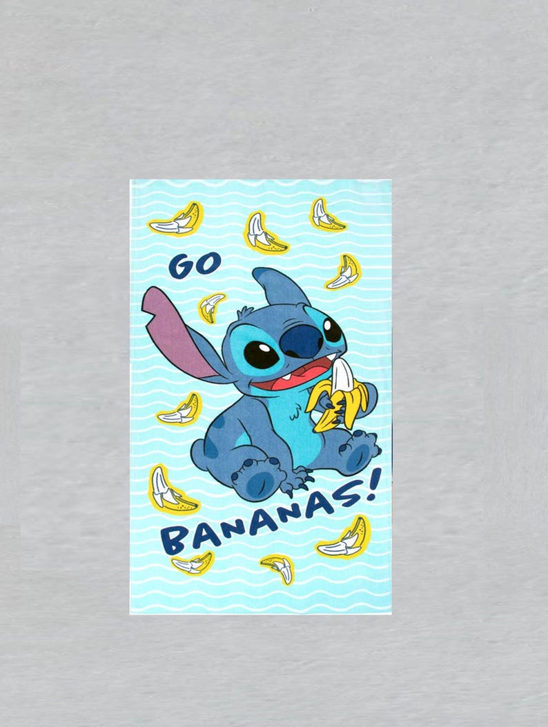 Op de afbeelding: Een rechthoekige print met het personage Stitch uit Lilo & Stitch. Stitch is blauw, houdt een banaan vast, met de woorden "GO BANANAS!" en bananenillustraties op een lichtblauwe achtergrond.