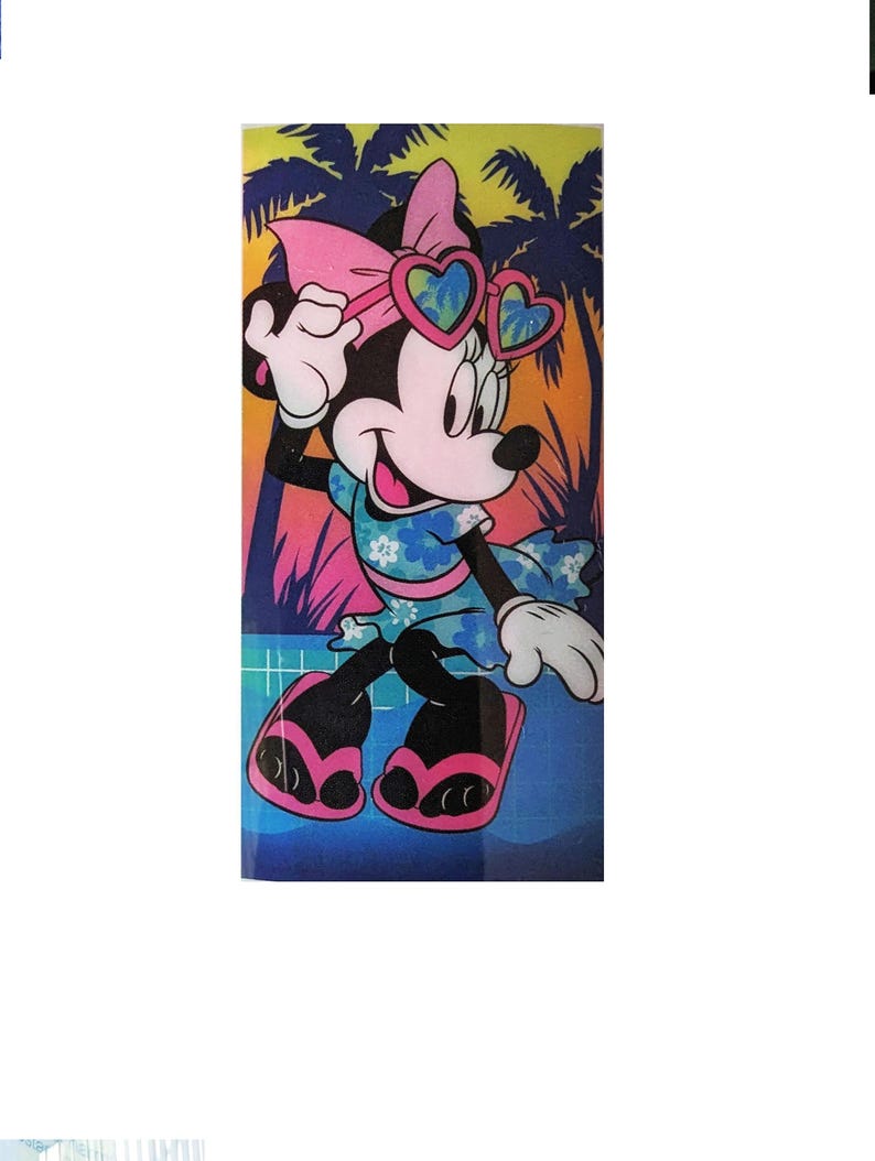 Puede incluir: Gr&aacute;fico rectangular con Minnie Mouse en un entorno tropical. Minnie lleva un vestido azul, un lazo rosa, gafas de sol en forma de coraz&oacute;n y sandalias rosas. El fondo muestra palmeras y una colorida puesta de sol.
