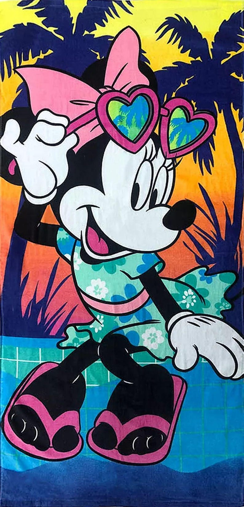 Puede incluir: Toalla de playa con Minnie Mouse en una escena veraniega. Minnie lleva un vestido floral, gafas de sol en forma de coraz&oacute;n y sandalias rosas. El fondo muestra palmeras y una puesta de sol.