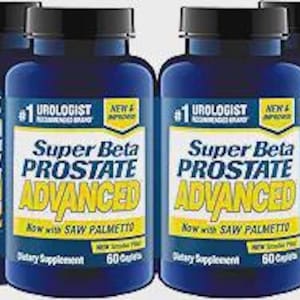 Könnte beinhalten: Vier blaue Nahrungsergänzungsmittelflaschen mit schwarzen Deckeln. Jede Flasche hat ein weißes Etikett mit dem Text "Super Beta Prostate Advanced" und "Now with SAW Palmetto". Die Flaschen sind als Nahrungsergänzungsmittel mit 60 Kapseln gekennzeichnet.