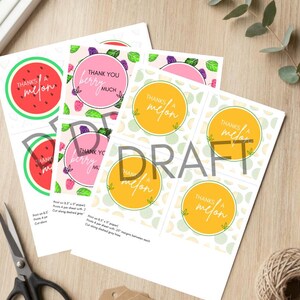 Può includere: Bigliettini regalo stampabili con disegni di frutta, tra cui anguria, bacche e melone. Le etichette presentano frasi come "Thanks a melon" e "Thank you berry much". Sono visibili anche forbici, spago ed etichette vuote.