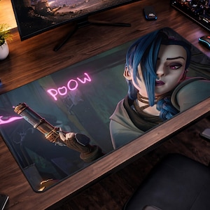 Puede incluir: Alfombrilla de ratón para juegos rectangular con un personaje de pelo azul y la palabra "POOW" en neón rosa. La alfombrilla tiene un fondo oscuro con un arma y un paisaje urbano. La alfombrilla está sobre un escritorio de madera.