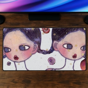 Peut inclure: Un tapis de bureau rectangulaire illustré de deux personnages aux grands yeux, aux cheveux bruns tressés et aux lèvres rouges. Le fond est blanc, parsemé d'étoiles dorées, de petites planètes violettes et de motifs cosmiques en spirale.