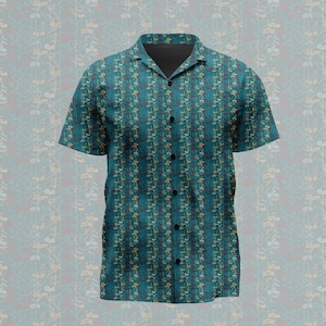 Puede incluir: Una camisa de manga corta con botones en color verde azulado profundo, con un patrón vertical repetitivo de pequeñas enredaderas florales estilizadas en tonos amarillo, blanco y rojo oscuro. La camisa tiene un cuello clásico y un interior oscuro.