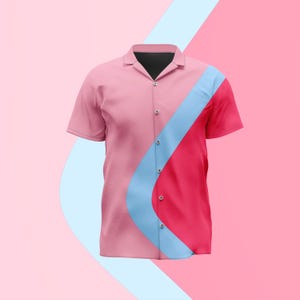Op de afbeelding: Een overhemd met korte mouwen en knoopsluiting in een color-block ontwerp. De linkerkant is lichtroze, de rechterkant is donkerroze en een brede, diagonale lichtblauwe streep loopt over de voorkant. Het overhemd heeft een klassieke kraag en knopen.