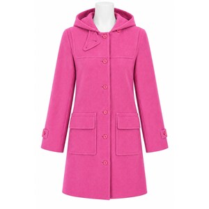 Peut inclure: Un manteau à capuche rose vif doté d'une fermeture à boutons sur le devant, d'un col montant et de deux grandes poches plaquées rectangulaires. Ce manteau à manches longues présente des pattes boutonnées aux poignets et une capuche structurée.
