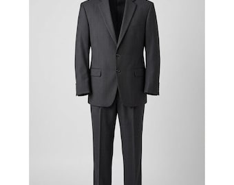 Può includere: Un abito grigio antracite con un sottile motivo a righe verticali. La giacca presenta revers classici, due bottoni frontali e due tasche con patta. I pantaloni abbinati hanno un taglio dritto con risvolti sul fondo delle gambe.
