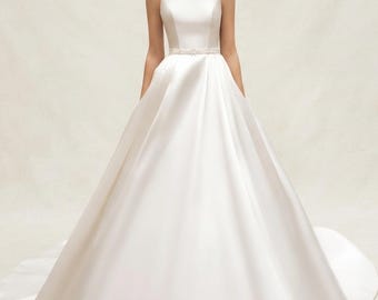 Satin Princess Wedding Dress Scoop Neck Bridal Gown with Pockets Button Back Custom A-Line Country Wedding Dress