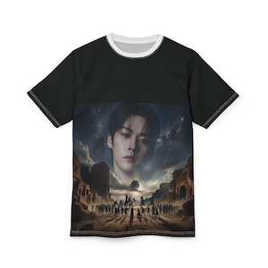 Lee Know-inspirerad t-shirt med solförmörkelseansikte | Mörk surrealistisk solförmörkelsedesign | T-shirt med tryck fram och bak