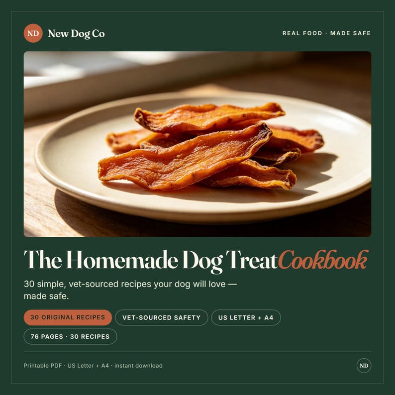 K&ouml;nnte beinhalten: Ein digitales Kochbuch mit dem Titel The Homemade Dog Treat Cookbook mit 30 tier&auml;rztlich gepr&uuml;ften Rezepten. Das Cover zeigt getrocknete orangefarbene S&uuml;&szlig;kartoffelscheiben auf einem beigen Teller. Text: 30 Originalrezepte, 76 Seiten, US Letter + A4.