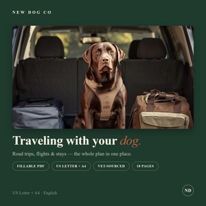 以下が含まれることがあります： Traveling with your dogというタイトルのデジタルガイド。表紙には、ベージュのハーネスを着用し、車のトランク内の2つのバッグの間に座っているチョコレート色のラブラドールが写っています。テキストには、NEW DOG CO、Road trips, flights & stays、FILLABLE PDF、US LETTER + A4、VET-SOURCED、18 PAGES、NDロゴが含まれています。