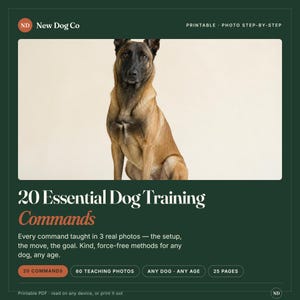 Op de afbeelding: Een printbare PDF-gids getiteld 20 Essential Dog Training Commands van New Dog Co. De omslag toont een bruin-zwarte hond, 60 instructiefoto's en 25 pagina's met instructies voor elke hond van elke leeftijd met diervriendelijke methoden.