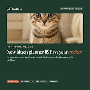 Puede incluir: Un planificador digital para gatitos y seguimiento del primer a&ntilde;o sobre un fondo verde oscuro. El texto dice New Cat Co, Instant Digital Download, The First Year, Organized, New kitten planner & first-year tracker, Vaccines, deworming, socialization, growth & milestones &mdash; the whole first year in one place, Fillable PDF, US Letter + A4, Vet-Sourced, 20 Pages.