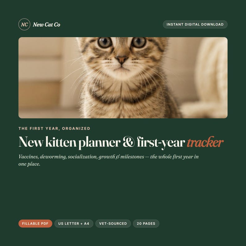 Puede incluir: Un planificador digital para gatitos y seguimiento del primer a&ntilde;o sobre un fondo verde oscuro. El texto dice New Cat Co, Instant Digital Download, The First Year, Organized, New kitten planner & first-year tracker, Vaccines, deworming, socialization, growth & milestones &mdash; the whole first year in one place, Fillable PDF, US Letter + A4, Vet-Sourced, 20 Pages.
