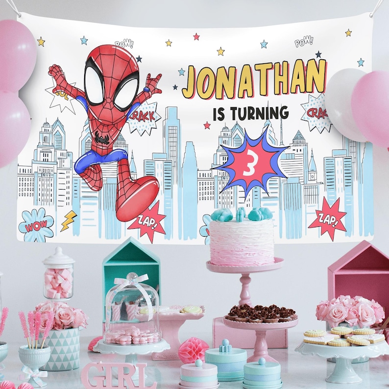 Puede incluir: Un tel&oacute;n de fondo rectangular blanco para fiestas con un personaje de Spider-Man de dibujos animados, una ilustraci&oacute;n de un horizonte urbano y el texto JONATHAN IS TURNING 3. Incluye globos de texto estilo c&oacute;mic con POW, CRACK y ZAP.