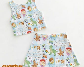 Conjunto deportivo de Toy Story con estampado de cuadros azules, falda pantalón de Woody y Buzz Lightyear, idea de regalo para el Día de la Madre o cumpleaños en RunDisney Pixar Fest 2026.