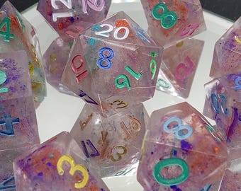 Drawn to Magic: handgemaakte dobbelstenen met scherpe rand | 9-delig polyedrisch | TTRPG | DnD, verkenner | Natuurlijke organische werveling, ambachtelijke potten zonder druk