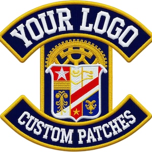 Könnte beinhalten: Ein individuell bestickter Aufnäher mit einem dunkelblauen, geschwungenen oberen Banner mit dem weißen Text YOUR LOGO und einem unteren Banner mit CUSTOM PATCHES. Die Mitte zeigt ein goldenes Zahnrademblem über einem rot-weiß-blauen Wappenschild.