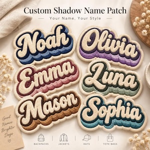 Puede incluir: Seis parches bordados personalizados con los nombres Noah, Olivia, Emma, Luna, Mason y Sophia en una fuente cursiva retro. Cada parche muestra un efecto de sombra en capas en varias paletas de colores que incluyen azul, morado, rojo, verde y marrón.