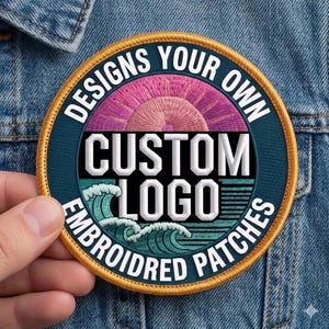 Op de afbeelding: Een ronde geborduurde patch met een gouden rand die een zonsondergang boven oceaangolven toont. De tekst DESIGNS YOUR OWN CUSTOM LOGO EMBROIDRED PATCHES staat in witte hoofdletters op een donkerblauwe achtergrond met roze en turquoise accenten.