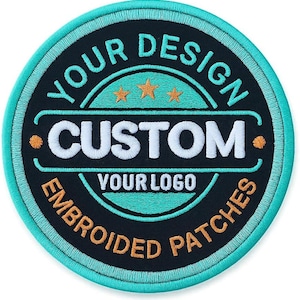 Może przedstawiać: Okrągła haftowana naszywka z czarnym tłem i turkusową obwódką. Napis głosi YOUR DESIGN, CUSTOM, YOUR LOGO oraz EMBROIDERED PATCHES wykonane białą i złotą nicią. Trzy złote gwiazdki są wyśrodkowane nad słowem CUSTOM.