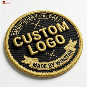 Könnte beinhalten: Ein kreisförmiger, schwarz bestickter Aufnäher mit goldenem Rand. Der Text lautet EMBROIDERY PATCHES oben, CUSTOM LOGO in der Mitte und MADE BY WINSTAR auf einem Banner unten. Zwei gekreuzte Nadeln sind mit goldenem Garn aufgestickt.