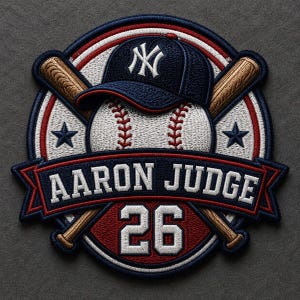 Pode incluir: Um emblema bordado circular apresentando uma bola de beisebol branca com costuras vermelhas, um boné azul-marinho com um logotipo NY branco e dois tacos de beisebol de madeira cruzados. Uma faixa exibe o texto AARON JUDGE sobre o número 26.