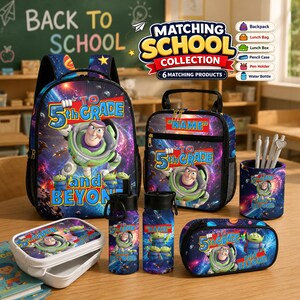 Op de afbeelding: Een bijpassende schoolcollectie met een rugzak, lunchtas, lunchbox, etui, pennenhouder en waterfles. Elk item heeft een ruimte-ontwerp met Buzz Lightyear, aliens en de tekst TO 5th GRADE and BEYOND.