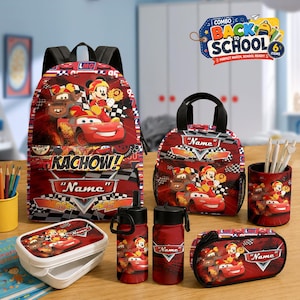 Könnte beinhalten: Ein sechsteiliges Schulset mit Disney Cars und Mickey Mouse Motiven. Enthält einen Rucksack, eine Lunchtasche, ein Federmäppchen, zwei Trinkflaschen und einen Stiftehalter, alle verziert mit rot-schwarz-weißen Renndesigns und dem Text Name.