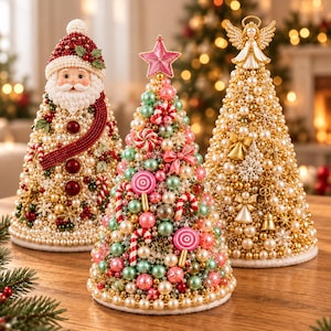 Puede incluir: Tres decoraciones navideñas cónicas. A la izquierda, una figura de Papá Noel con gorro rojo y cuentas perladas. En el centro, un árbol cubierto de adornos rosas, verdes y blancos con motivos de dulces. A la derecha, un árbol dorado con un ángel.