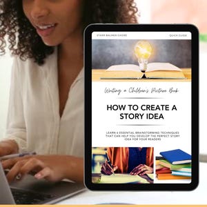 Op de afbeelding: Een digitale tablet met een snelgids getiteld Writing a Children's Picture Book: How to Create a Story Idea. Het scherm toont een open boek met een gloeiende gloeilamp, tekst over brainstormtechnieken en een stapel kleurrijke boeken.