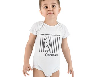 Body per neonati personalizzato con la data "Absconded From Mama" / impronte di piedini di bambino che scappano dalle sbarre della prigione