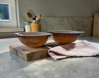 Zestaw 2 zabytkowych misek do zupy Pyrex Woodland z uchwytem