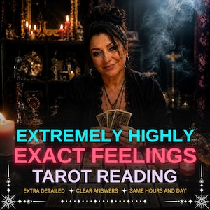 Op de afbeelding: Een vrouw die tarotkaarten vasthoudt met de tekst "EXTREMELY HIGHLY EXACT FEELINGS TAROT READING". De afbeelding bevat kaarsen, een tafel met tarotkaarten en de zinnen "EXTRA DETAILED", "CLEAR ANSWERS" en "SAME HOURS AND DAY".