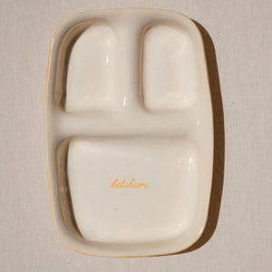 Piatto snack in ceramica personalizzato / Ceramiche realizzate a mano / Tagliere per salumi e formaggi / Piatto snack per bambini / Bordo giallo burro