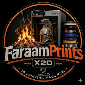 Op de afbeelding: Een rond logo voor FaraamPrints X2D met een 3D-printer, een metalen gladiatorenhelm, een zwaard in een kampvuur en een stapel kleurrijke filamentrollen. De tekst luidt FaraamPrints X2D en 3D PRINTING MADE REAL in oranje en wit.