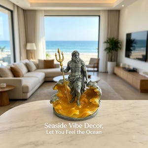 K&ouml;nnte beinhalten: Statue des griechischen Gottes Poseidon mit goldenem Dreizack, stehend auf einer wellenf&ouml;rmigen Basis in Gelb- und Graut&ouml;nen. Die Statue befindet sich in einem Raum mit Blick auf das Meer. Text auf der Basis: Seaside Vibe Decor, Let You Feel the Ocean.